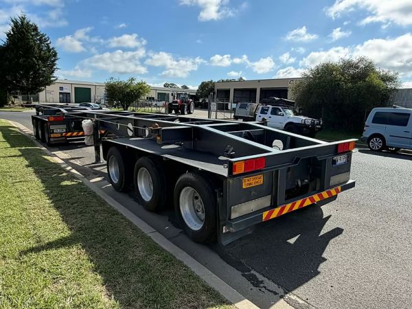 2 x 2014 20’ Skeletal Trailers image