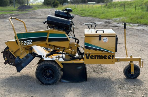 Vermeer SC252 Stump Grinder image