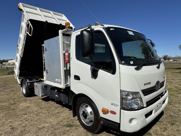 2013 HINO 300 917 Dump Truck image