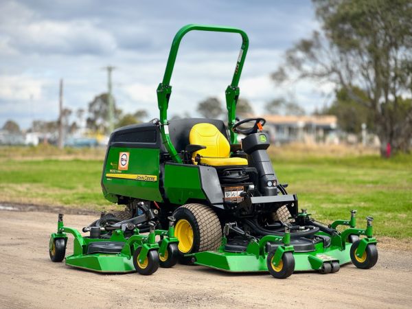2017 John Deere 1600 Wide Area mower image