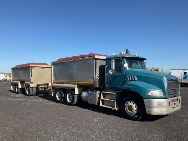 2015 Mack Granite Mack image