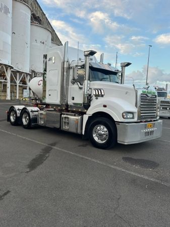 2017 Mack Superliner image
