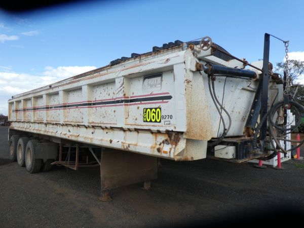 2005 J SMITH & SONS TRI AXLE SIDE TIPPER image