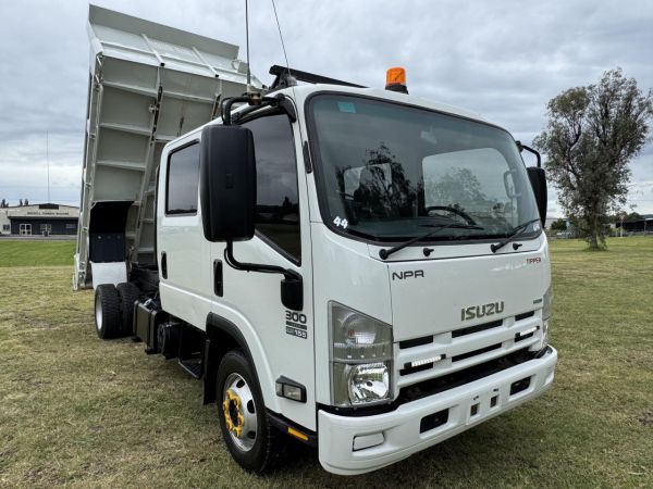 2015 ISUZU NPR300 Dump Truck image