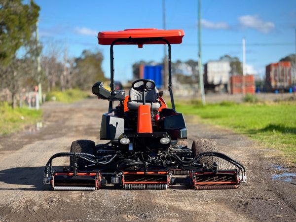 2018 Jacobsen LF570 Golf Fairway mower 4WD image