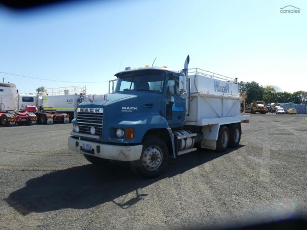 2005 Mack Metro-liner image