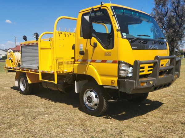 2005 ISUZU NPS300 Fire Truck image