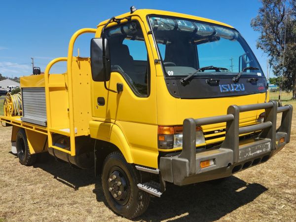 2002 ISUZU NPS300 Fire Truck image