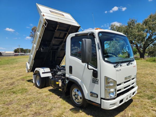 2014 ISUZU NLR200 Dump Truck image