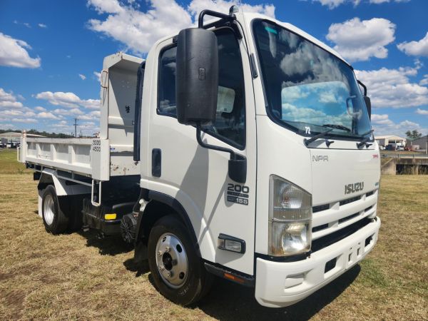 2013 ISUZU NPR200 Dump Truck image
