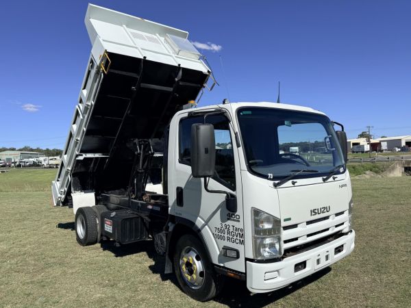 2013 ISUZU NPR400 Dump Truck image