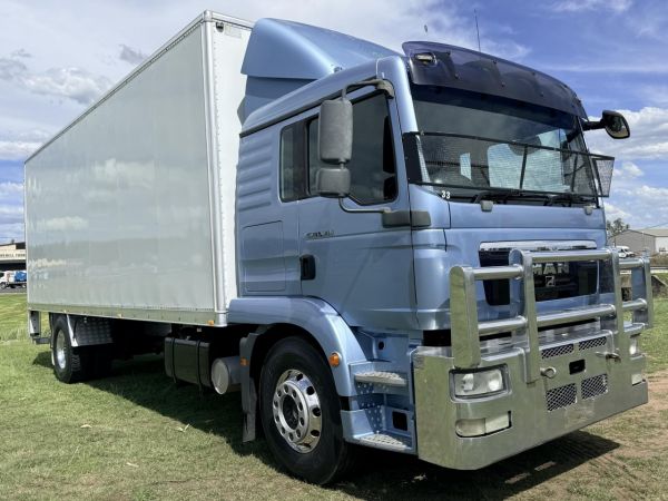 2015 MAN TGM 18.340 Box Truck image