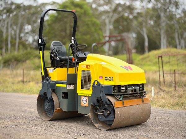 2011 Wacker Neuson RD27-120 Vibrating Roller image