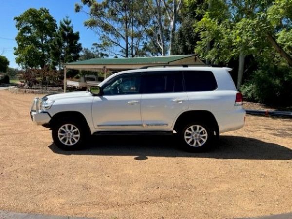 2017 TOYOTA LANDCRUISER image