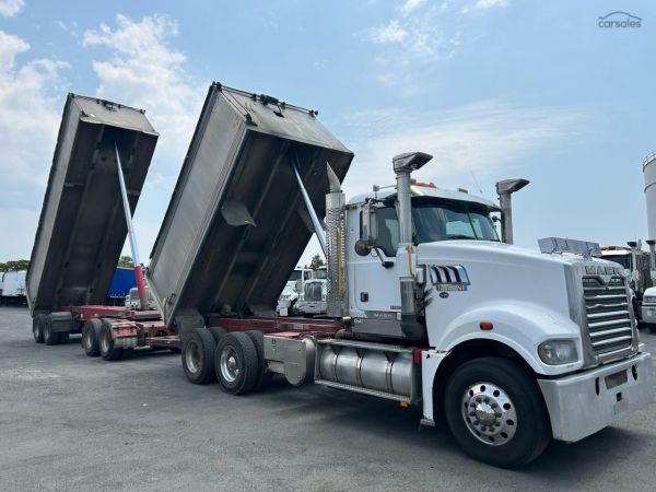 2016 Mack Trident image