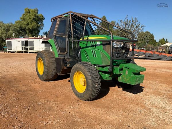 2017 John Deere 6110M image