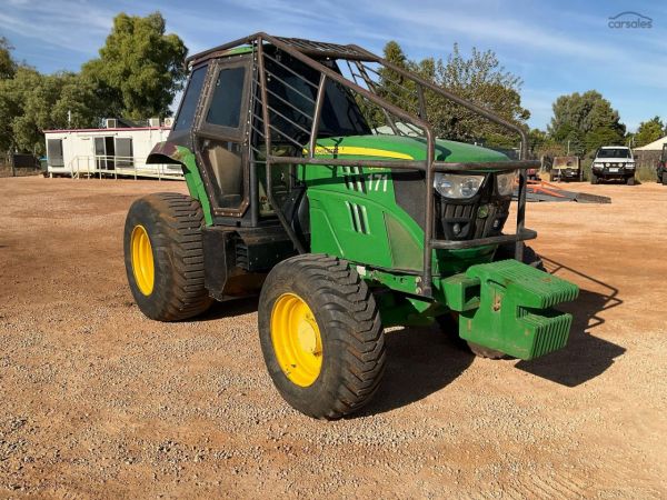 2017 John Deere 6110M image