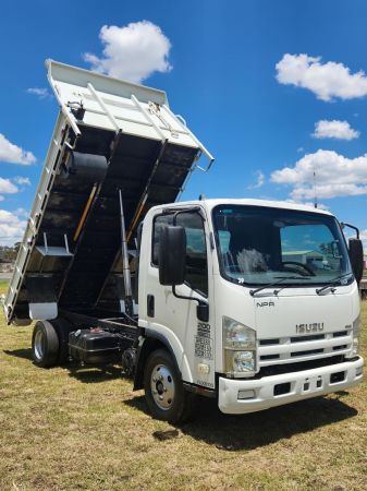 2010 ISUZU NPR200 Dump Truck image