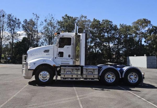 2011 Kenworth T609 image