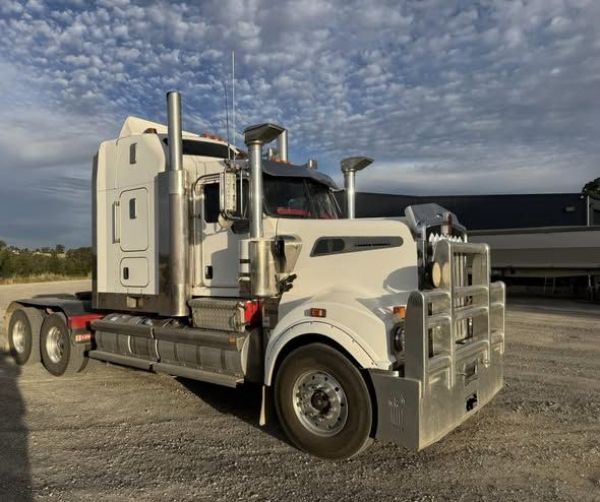 2015 Kenworth T909 image