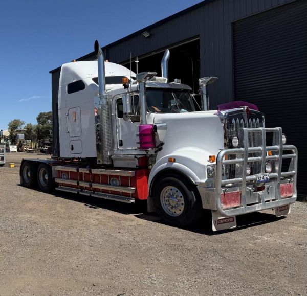 2019 Kenworth T909 image