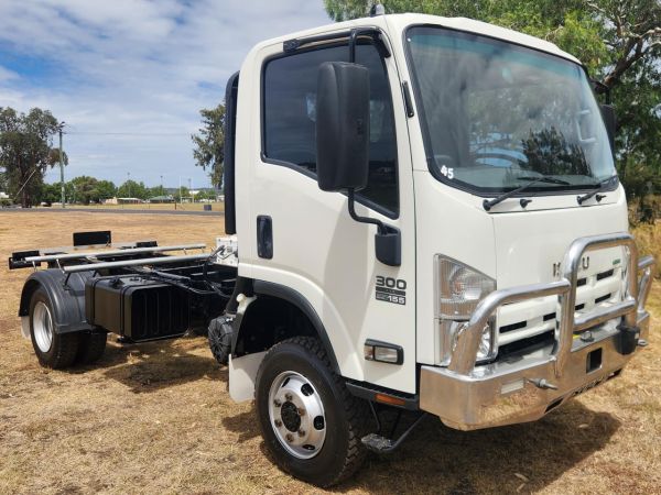 2013 ISUZU NPS300 Cab Chassis image