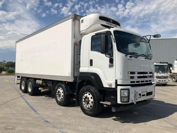 2017 Isuzu FYJ 2000 Long Refrigerated Pantech image
