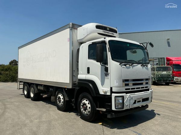 2017 Isuzu FYJ 2000 Long Refrigerated Pantech image