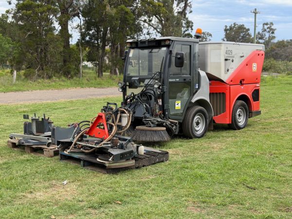 2017 Hako Citymaster 1600 Sweeper image